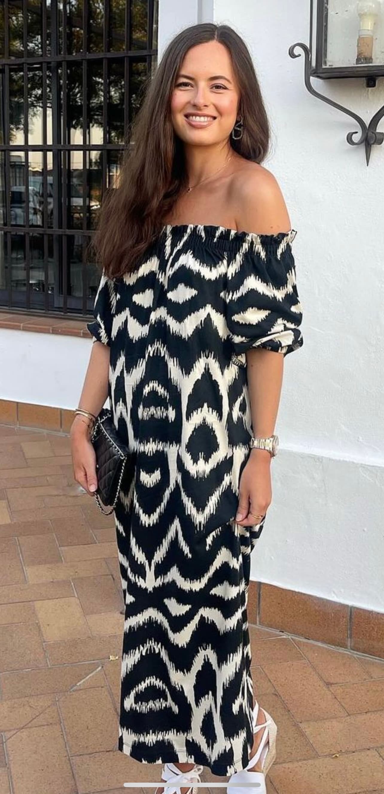 Original selfie of the woman used to create the AI headshot